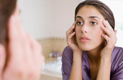 嘴唇上有皺紋是怎么回事