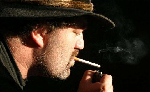 男子一人吸煙害一家三口患肺癌