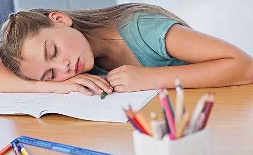 中午趴在桌子上睡的危害大 傷容顏傷健康