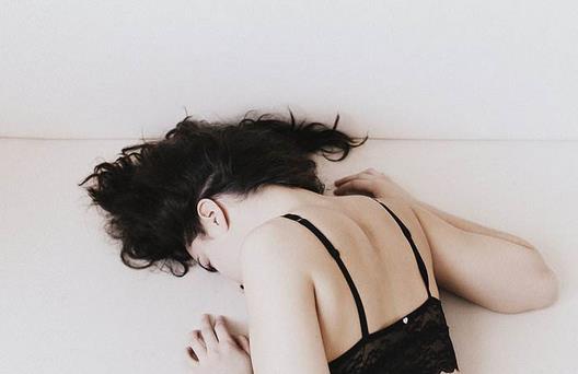 情緒不佳的時(shí)候別穿過(guò)硬衣服！