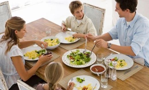 大吃大喝會增加胃部壓力！