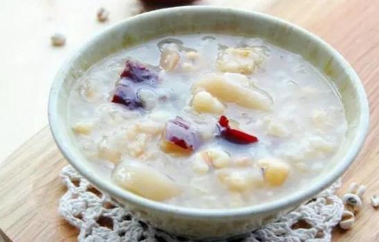 喝薏米百合粥好處多多!