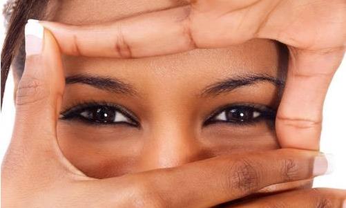 如何保護眼部肌膚不受損?