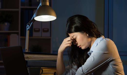 經(jīng)常熬夜小心擾亂你的經(jīng)期！