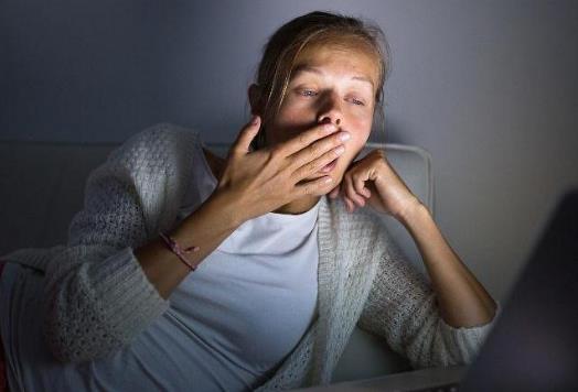 熬夜危害大易提前衰老 晚上睡不著覺應對妙招