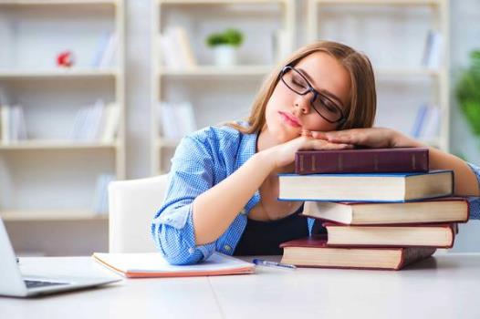 上班族趴著午睡危害大 科學午睡好處多