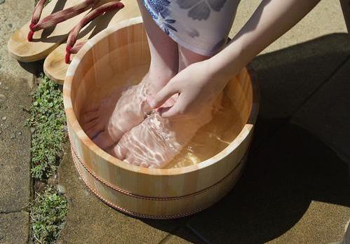 生姜泡腳好處多能治療感冒 泡腳的注意事項
