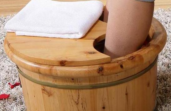 生姜泡腳好處多能治療感冒 泡腳的注意事項