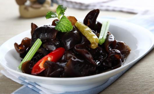 不要再用熱水泡發干木耳 廚師推薦小蘇打和溫水泡發