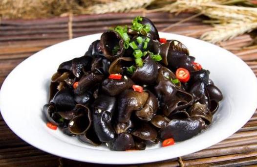 不要再用熱水泡發干木耳 廚師推薦小蘇打和溫水泡發