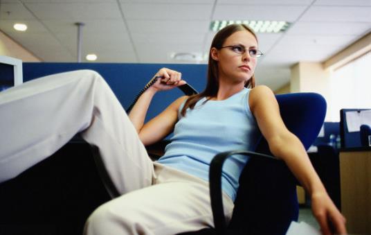 錯誤坐姿會毀了女白領的身材 保持身材的三個方法