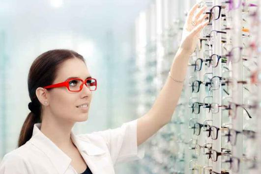 正確清洗眼鏡的方法 學會清洗妙招能保護眼睛