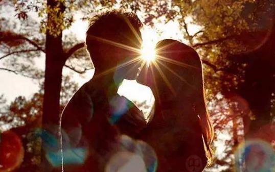 女孩子喜歡你會(huì)有的五大表現(xiàn) 表情動(dòng)作透露好感