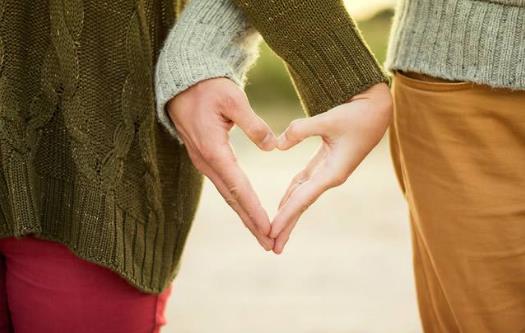 女孩子喜歡你會(huì)有的五大表現(xiàn) 表情動(dòng)作透露好感