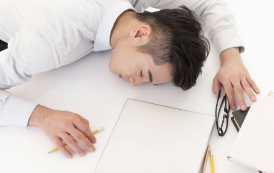 上班族趴著睡覺手麻 睡覺時空調也別調得太低