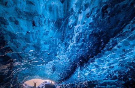 冰島的冰洞又稱大冰洞、藍(lán)冰洞，全天然形成
