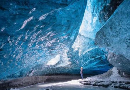 冰島的冰洞又稱大冰洞、藍(lán)冰洞，全天然形成