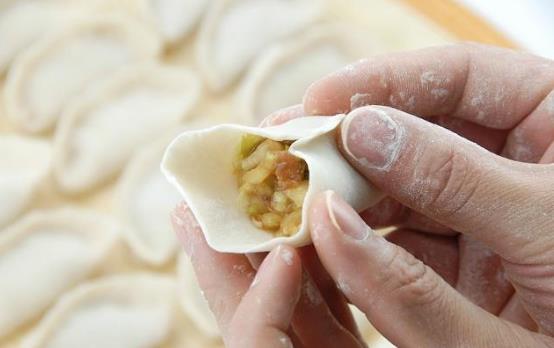 餃子用冷水煮還是沸水煮 開蓋還是不開蓋 要點水嗎