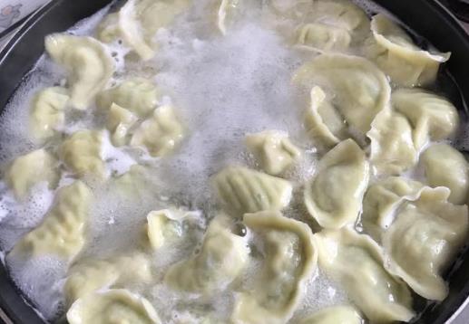 餃子用冷水煮還是沸水煮 開蓋還是不開蓋 要點水嗎