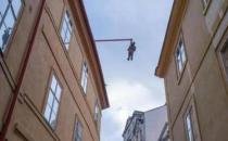 ?捷克首都布拉格一危險(xiǎn)雕塑 高空中快掉下來(lái)的“人”