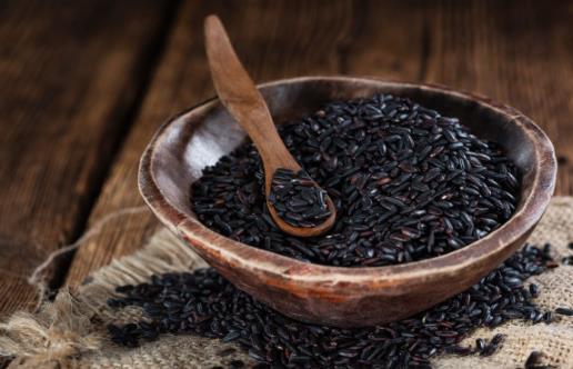 頭發(fā)枯燥、脫發(fā)怎么辦？醫(yī)生：常吃這三物，頭發(fā)烏黑柔順