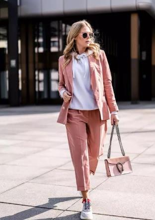 白色連帽衛衣搭配就是這么潮