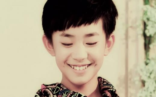 想醉倒在酒窩里 甜甜的酒窩可以后天形成哦