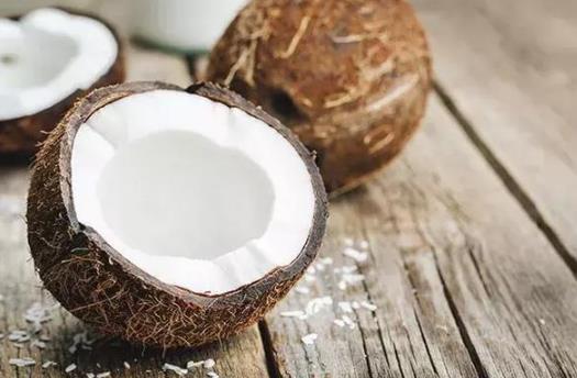 椰子光喝水太浪費(fèi)了教你快速剝開(kāi)椰子享用椰肉 
