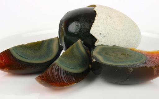 不粘刀，切出美觀的皮蛋！