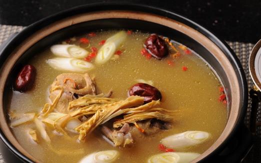 煮雞湯的小竅門 煮出香濃美味又有營養的雞湯