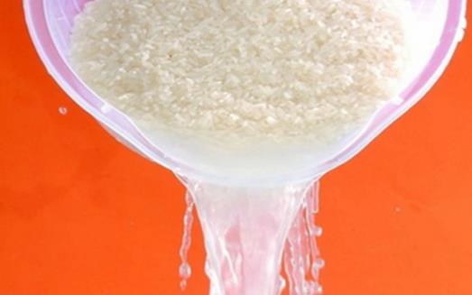 淘米水不但可以是天然去污劑 還能祛油潤(rùn)膚哦