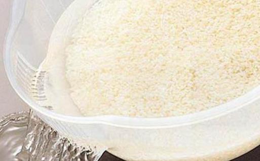 淘米水不但可以是天然去污劑 還能祛油潤(rùn)膚哦