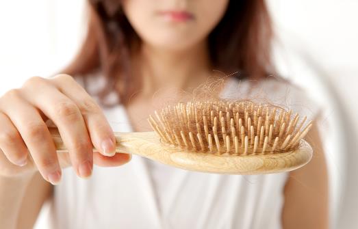 這些行為容易導(dǎo)致脫發(fā) 要及時(shí)改正