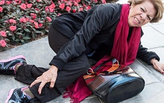 跌倒居然還有“正確姿勢？老人摔倒后如何把危害降到最低？