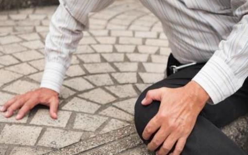 跌倒居然還有“正確姿勢？老人摔倒后如何把危害降到最低？