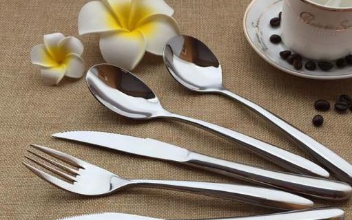 刀叉的用法竟有有歐式美式 教你正確而優(yōu)雅地使用刀叉