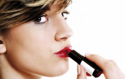 天冷唇干，怎樣正確有效地搽潤唇膏？