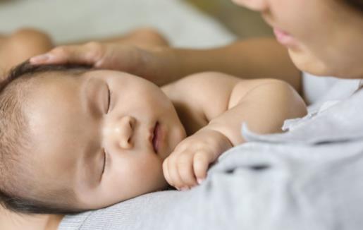 掌握方法采用正確的姿勢(shì) 抱剛出生的寶寶毫無(wú)壓力