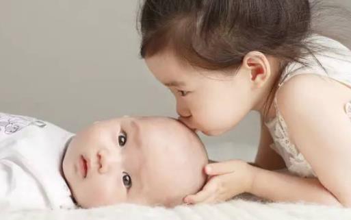 不讓大寶感到“失寵” 家長要盡可能地一視同仁