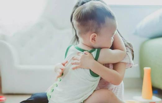 不讓大寶感到“失寵” 家長要盡可能地一視同仁