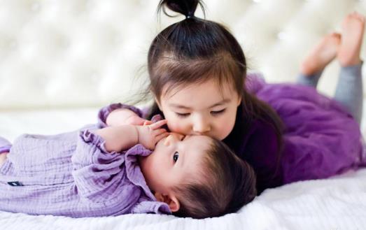 不讓大寶感到“失寵” 家長要盡可能地一視同仁