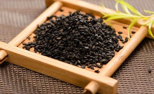 頭發(fā)發(fā)黃的原因 緩解頭發(fā)黃多吃紅棗和黑芝麻