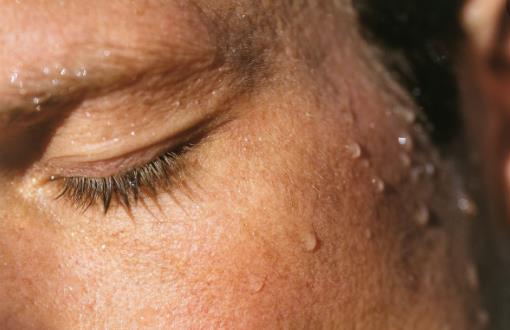 一覺醒來身上都是汗 調節環境溫度與濕度緩解夜汗