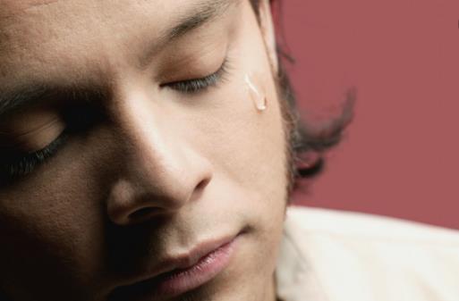 睡覺(jué)時(shí)流眼淚是身體出了問(wèn)題 過(guò)度用眼易致流淚