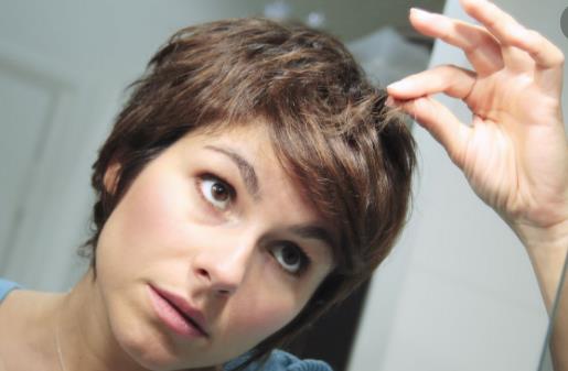 頭屑增多的生理和病理性情況 多做頭部按摩緩解頭屑