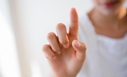 手指無緣無故起小水泡 忌食刺激性食物預防治療水泡