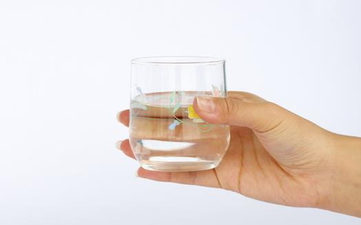 燒開的自來水里有水垢，還能不能喝？