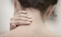 久坐的人轉動脖子有響聲 這是血氣不足致椎間盤收縮