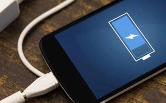 手機的充電誤區 邊充邊玩傷手機也傷身體