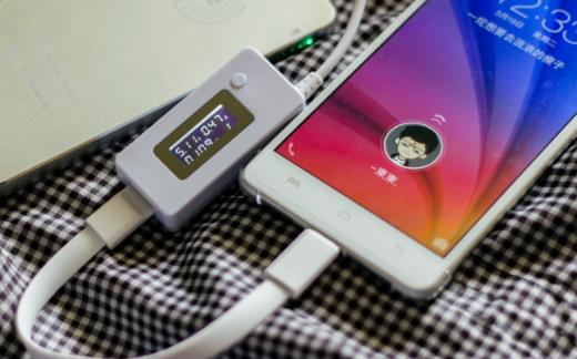 手機的充電誤區 邊充邊玩傷手機也傷身體